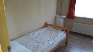 una piccola camera con un letto in una stanza di de Zandput 46 a Zoutelande