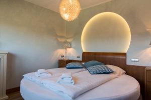 una camera da letto con un grande letto con asciugamani di Apartamenty Cicha Woda a Zakopane