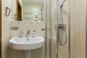 bagno con lavandino e doccia di Apartamenty Cicha Woda a Zakopane