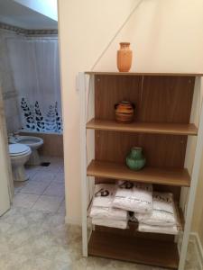 łazienka z toaletą i półką z ręcznikami w obiekcie MA457 w mieście Mendoza