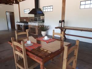Restaurace v ubytování Chácara Leolud