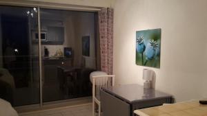 a living room with a dining table and a dining room at Sète - vue mer imprenable, piscine, calme in Sète