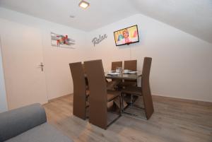- une salle à manger avec une table et des chaises dans l'établissement Apartment Hedelfingen I, à Stuttgart