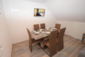 - une salle à manger avec une table et des chaises dans l'établissement Apartment Hedelfingen I, à Stuttgart