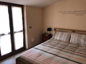 - une chambre avec un lit et 2 fenêtres dans l'établissement casa vacanze il gelsomino, à Nocera Umbra