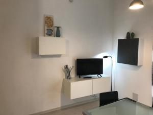 Televízia a/alebo spoločenská miestnosť v ubytovaní Appartamenti Giada