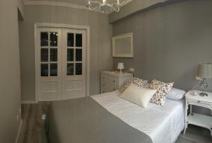 une chambre avec un lit, une table et un lustre dans l'établissement Torre Center, à Saint-Jacques-de-Compostelle