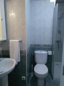 une salle de bains avec toilettes et lavabo dans l'établissement Torre Center, à Saint-Jacques-de-Compostelle 34 autres photos