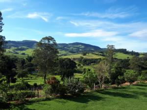 uma vista para as colinas a partir do jardim em Chácara Leolud em Socorro
