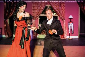 Un uomo e una donna che ballano sulla pista da ballo di Riviera Del Sole Hotel Resort Spa a Piraino Altre 59 foto