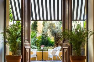 a living room filled with furniture and plants at Palacio de Rojas in Valencia