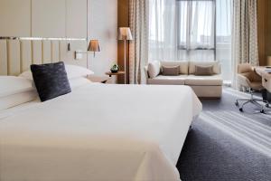 Postel nebo postele na pokoji v ubytování Pearl Rotana Capital Centre