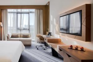 TV a/nebo společenská místnost v ubytování Pearl Rotana Capital Centre
