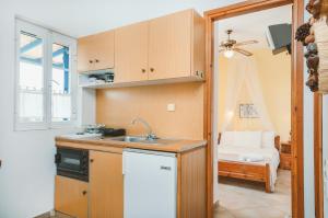 eine Küche mit einer Spüle und einer Arbeitsplatte in der Unterkunft Skarmoutsos Studios in Aliko Beach