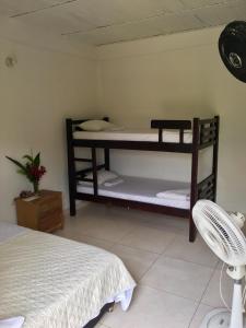 מיטה או מיטות בחדר ב-Palomino Breeze Hostal