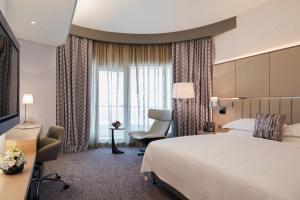 Postel nebo postele na pokoji v ubytování Pearl Rotana Capital Centre