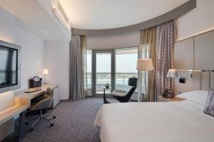 Postel nebo postele na pokoji v ubytování Pearl Rotana Capital Centre
