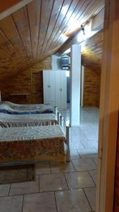 1 dormitorio con 2 camas y techo de madera en Hotel Pousada Por do Sol, en Protásio Alves