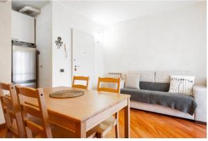 salon ze stołem i kanapą w obiekcie Apartment Forum 2 w mieście Assago