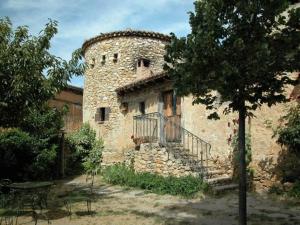 un edificio de piedra con una puerta delante en Casa Rural de la Villa, en Calatañazor