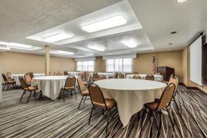 einen Konferenzraum mit Tischen, Stühlen und einem Podium in der Unterkunft Radisson Salt Lake Airport in Salt Lake City