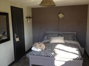 Malandryにあるau balcon du bonheurのベッドルーム1室(犬が寝つくベッド1台付)
