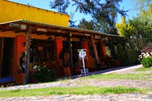 un edificio con un aro de baloncesto delante de él en Cabañas Cumbres de Aguacatitla, en Huasca de Ocampo