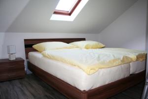 Ein Bett oder Betten in einem Zimmer der Unterkunft Vogelnest