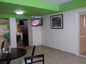 TV a/nebo společenská místnost v ubytování CHN Hotel Monterrey Santa Fe
