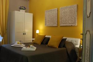 ローマにあるCostantino Primo Holiday - Roma St.Pietroのベッドルーム1室(ベッド1台、タオル2枚付)
