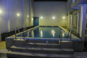 Hotel LAFORGE内部或周边的泳池