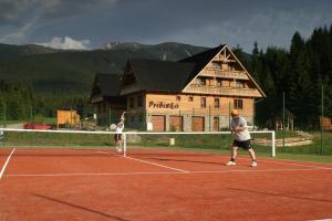 Tennis- og/eller squashfaciliteter på Penzion Pribisko eller i nærheden