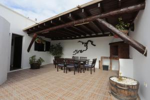 een patio met een tafel en stoelen in een huis bij Finca la Rubina in Mozaga