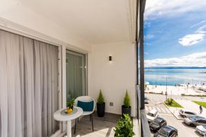 斯普利特的住宿－Adriatic Blue View，阳台配有桌子,享有海景。