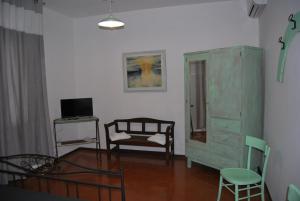 uma sala de estar com uma cadeira e um armário em sebante em Cervia