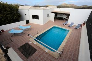uma piscina no telhado de uma casa em Finca la Rubina em Mozaga
