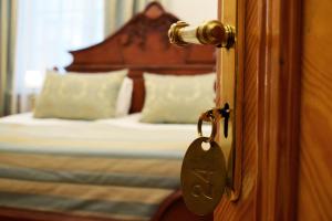 Una puerta con llave en un dormitorio con cama en Boutique Hotel KRISTOFS en Riga