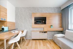Televízia a/alebo spoločenská miestnosť v ubytovaní ActivPark Apartments