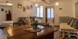 a living room with a table and a couch at B&B Al Vicolo del Gallo in Varallo