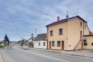 un bâtiment situé sur le côté d'une route dans l'établissement Apartements Studio 964, à Líbeznice