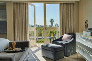 洛杉磯的住宿－L'Ermitage Beverly Hills，客厅配有沙发、椅子和钢琴