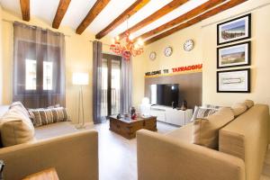 a living room with two couches and a tv at Font 2 Circo Romano in Tarragona