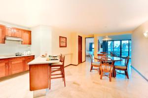 - une cuisine et une salle à manger avec une table et des chaises dans l'établissement Occidental Tucancún - All Inclusive, à Cancún