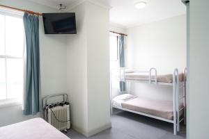 Postel nebo postele na pokoji v ubytování Hurstville Ritz Hotel