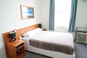 Postel nebo postele na pokoji v ubytování Hurstville Ritz Hotel