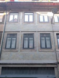 a building with six windows on the side of it at Formosa Flats in Porto