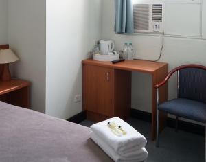 Postel nebo postele na pokoji v ubytování Hurstville Ritz Hotel