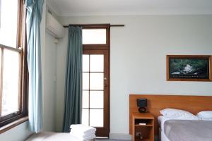 Postel nebo postele na pokoji v ubytování Hurstville Ritz Hotel