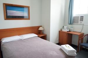 Postel nebo postele na pokoji v ubytování Hurstville Ritz Hotel
