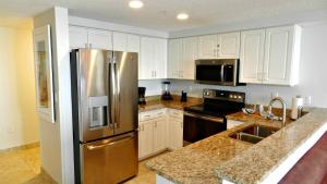 Dapur atau dapur kecil di 2 BR Resort Condo Direct Oceanfront Wyndham Ocean Walk - Daytona Funland 2226